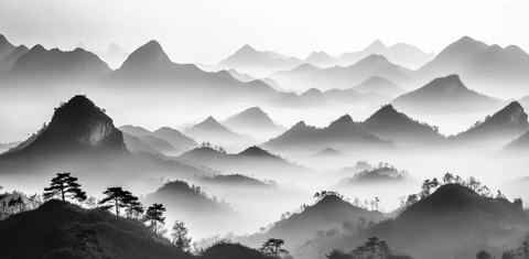 雾中远山与植被