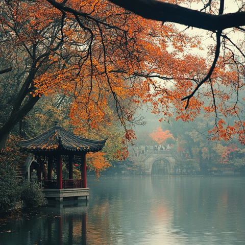 秋雾中的湖亭与桥