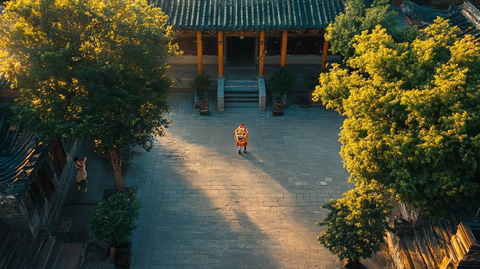 男孩在四合院练习舞狮