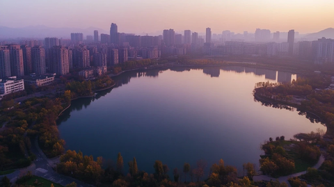 城市湖畔与高楼