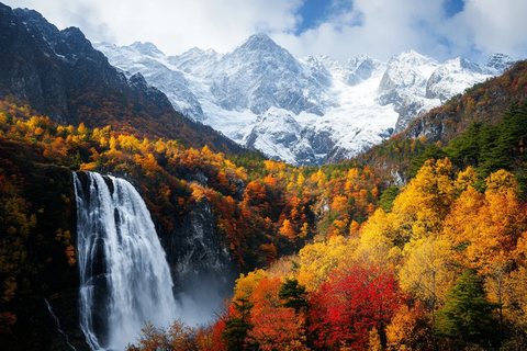 秋叶瀑布雪山