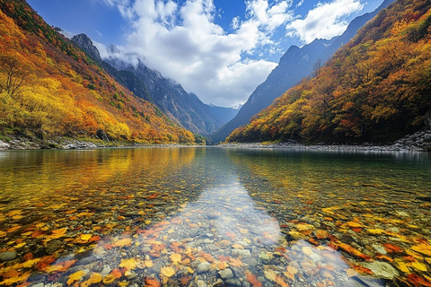 山谷河流与蓝天白云