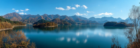 平静湖水与矮山
