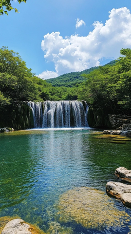 瀑布流水清澈见底