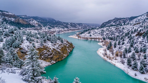 雪山绿水树木雪覆盖
