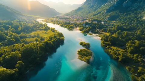 河流蜿蜒穿过城市与自然