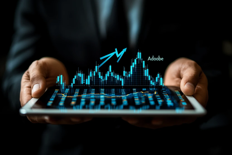 商人手持平板股市图