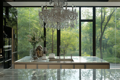 玻璃墙开放式厨房