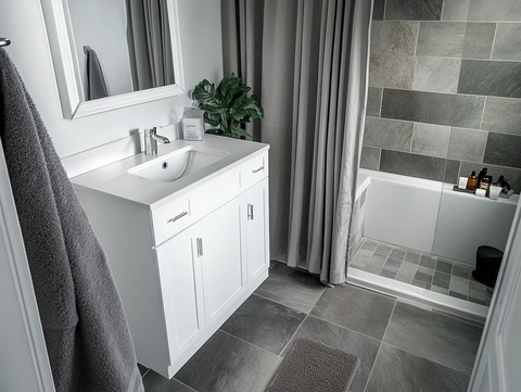 灰瓷砖白浴室台面