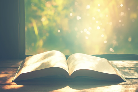 开放书籍静置桌上