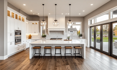 白色橱柜木地板