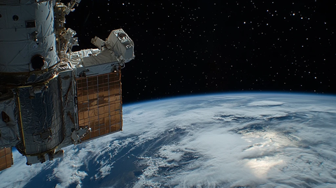 太空中的地球与星辰