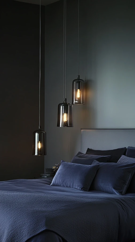 灰色墙面深蓝床品