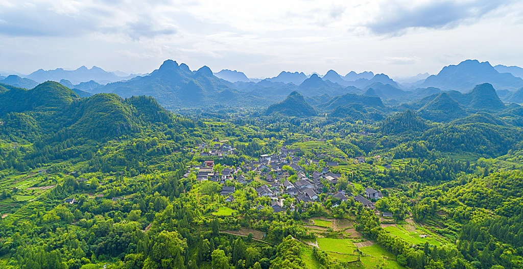 远山绿林古村景