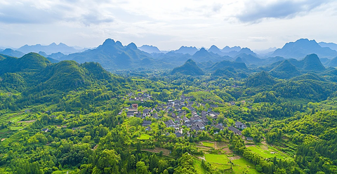 远山绿林古村景