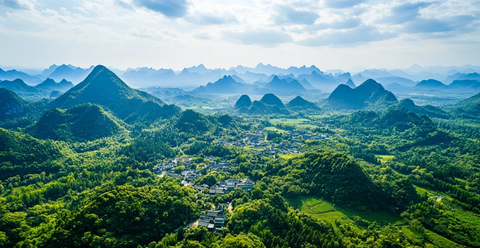 远山绿林古村景