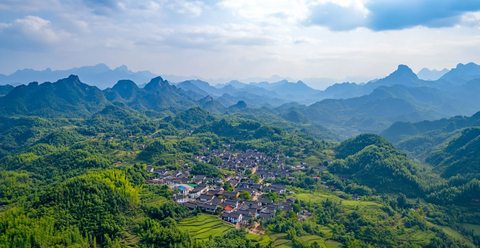 远山绿林古村景