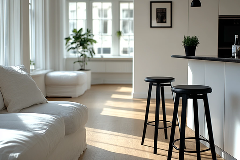 白色橱柜黑色墙砖