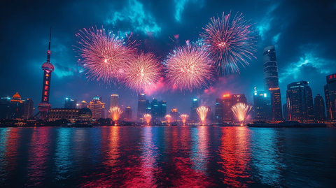 城市夜景下人群观赏绚丽烟花秀