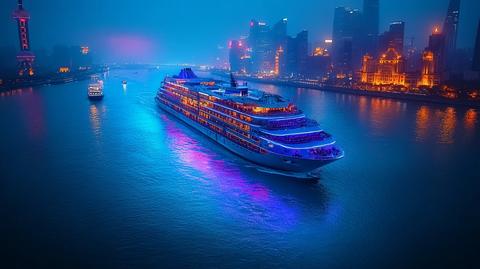 城市夜景中航行的豪华游轮