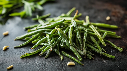 黑石板上的新鲜四季豆