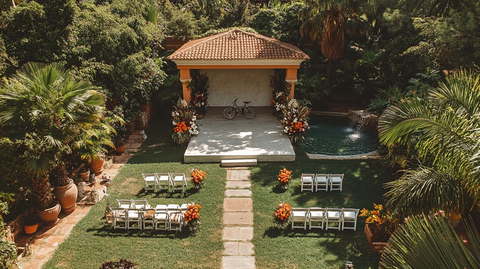 户外婚礼装饰与白色椅子