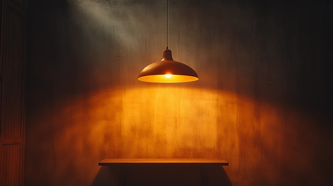 空桌吊灯暗房