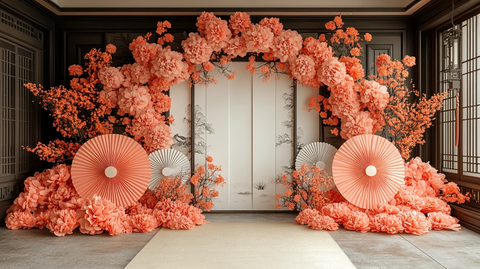 花拱门与纸扇装饰