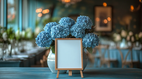 婚礼接待桌前的白色空白海报