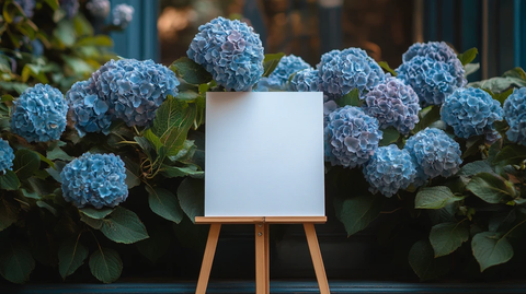 婚礼接待桌前的白色空白海报