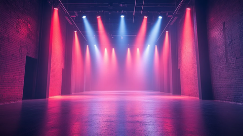 低垂聚光灯舞台