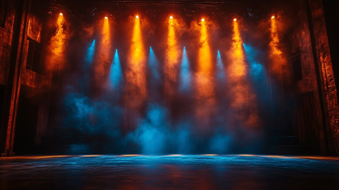 舞台聚光灯下