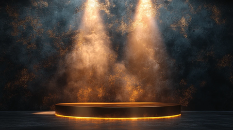 黑色金色背景与聚光灯下的基座