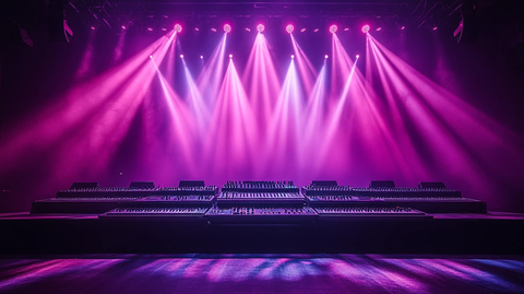 紫色灯光下的音乐会舞台