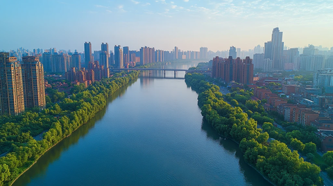 现代化城市中河流与桥梁的壮丽景象