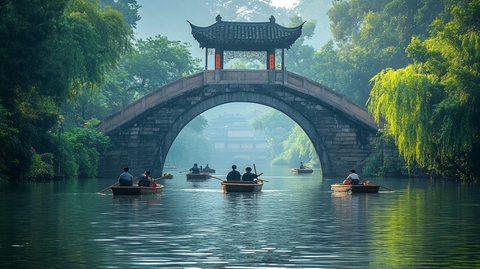 石桥上的人望着水面上的小船