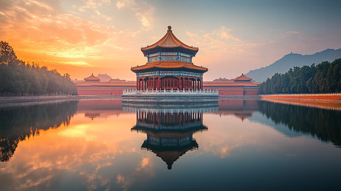 湖光中映出古建筑的美丽倒影