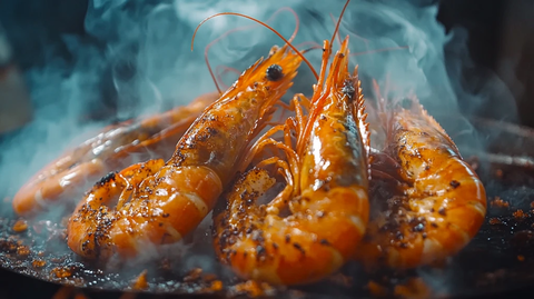 热气腾腾一只夹起的虾