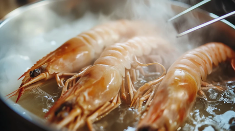 沸腾水煮敲虾