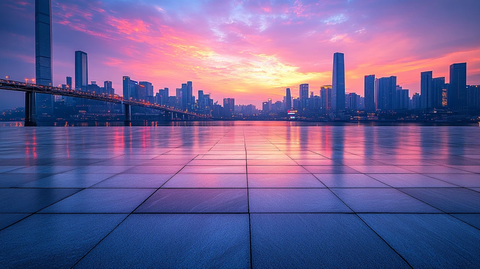 城市广场上的高楼桥梁日落景象