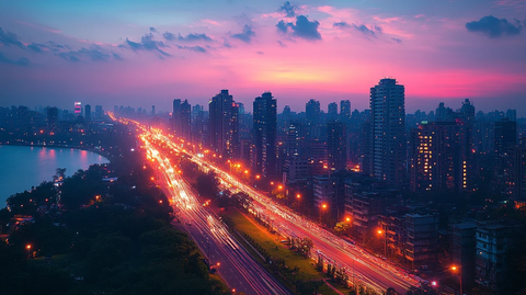 暮色下城市车流涌动的俯瞰景象