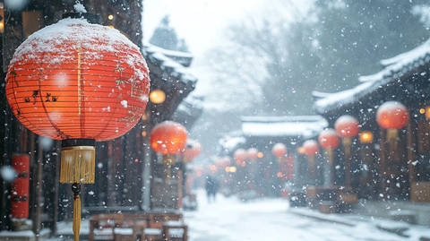 飘雪古建筑间挂着一排红灯笼