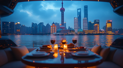 黄浦江上豪华游轮中的精致晚餐
