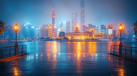 灯火辉煌的城市夜景下的河畔建筑