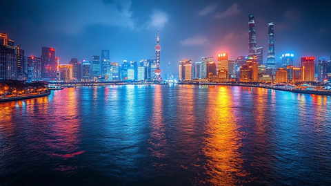 灯火辉煌的城市夜景下的河畔建筑