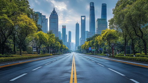 城市街道边带有广告栏的公交站台