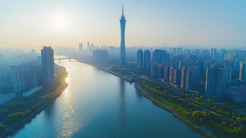 城市河流旁的高楼林立的壮观景象