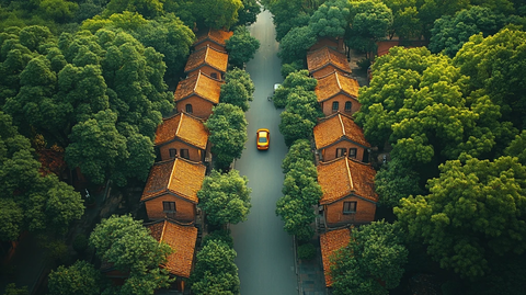 城市河流沿岸建筑与船只的俯瞰景象