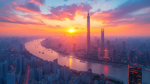 城市河流沿岸建筑与船只的俯瞰景象