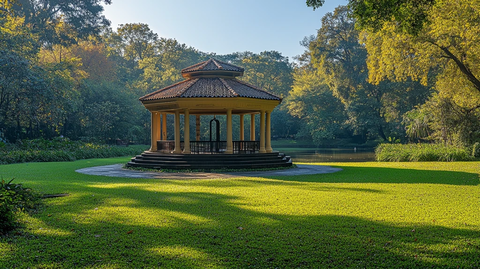 户外园林中的圆形凉亭全景